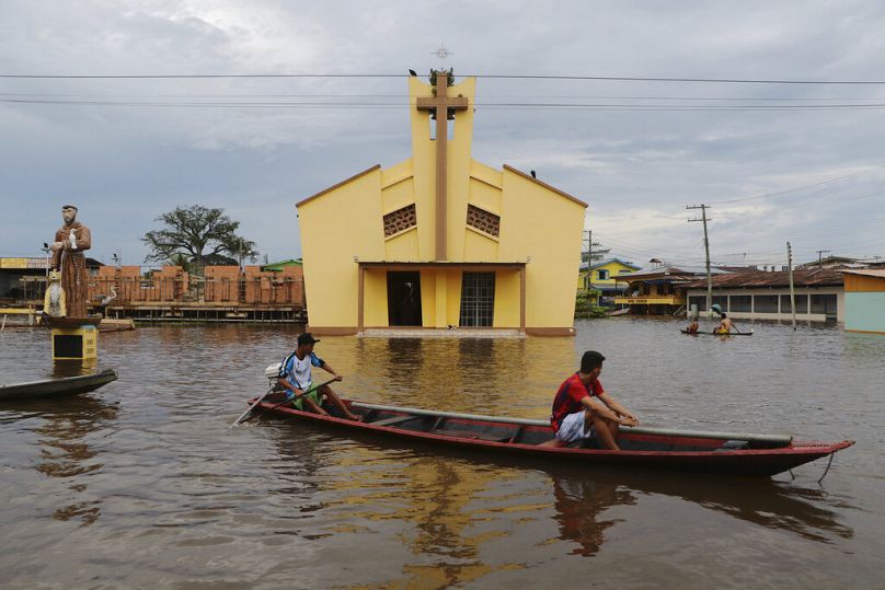 Mieszkańcy poruszają się po zalanych ulicach w Anama, stan Amazonas, Brazylia, maj 2021 r