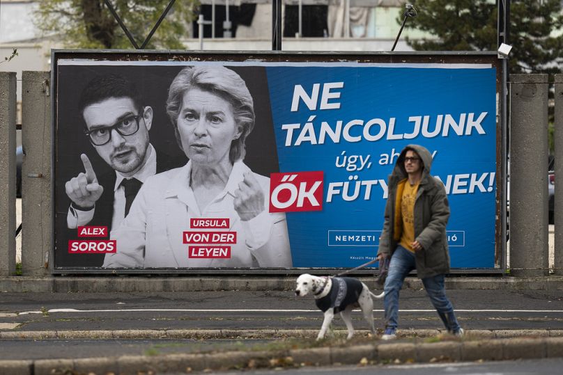 Odczyt rządowego billboardu "Nie tańczmy do ich melodii" widać z portretami Alexa Sorosa i Ursuli von der Leyen w centrum Budapesztu, listopad 2023 r.