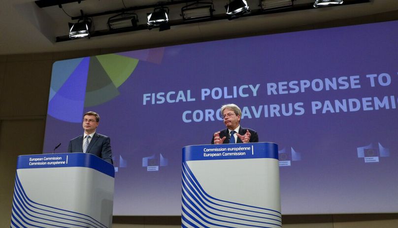 Europejski komisarz ds. gospodarki Paolo Gentiloni i europejski komisarz ds. gospodarki, która służy obywatelom Valdis Dombrovskis w Brukseli, marzec 2021 r.