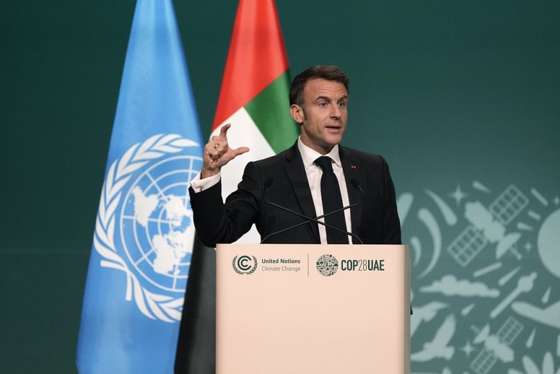 Prezydent Francji Emmanuel Macron przemawia podczas sesji plenarnej szczytu klimatycznego ONZ COP28 w Dubaju, grudzień 2023 r.