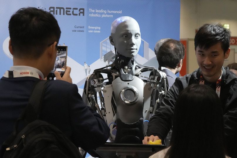 Robot zaprojektowany przez Engineers Arts i nazwany AMECA wchodzi w interakcję z gośćmi podczas Międzynarodowej Konferencji na temat Robotyki i Automatyki ICRA w Londynie, maj 2023