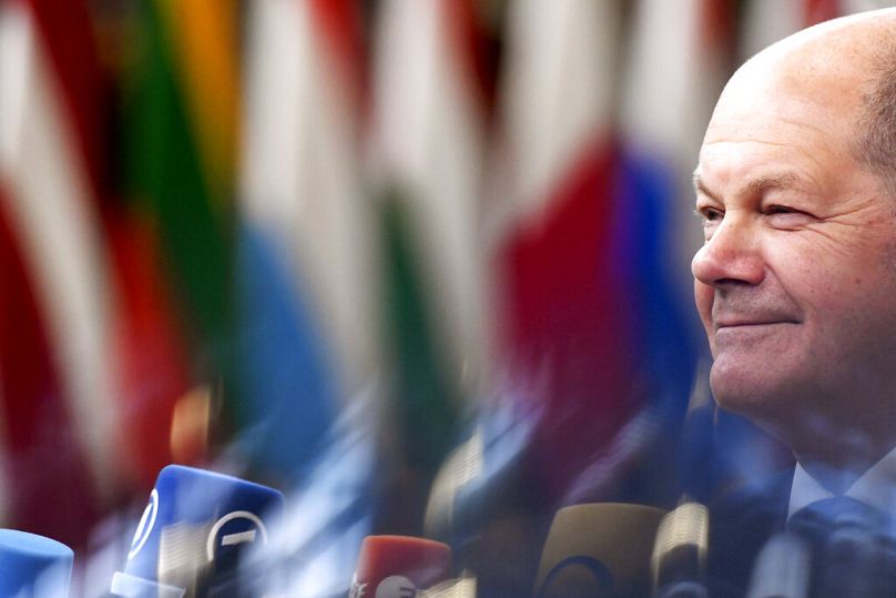 Kanclerz Niemiec Olaf Scholz rozmawia z mediami przed przyjazdem na szczyt UE, aby omówić pułapy cen gazu w Brukseli, październik 2022 r.