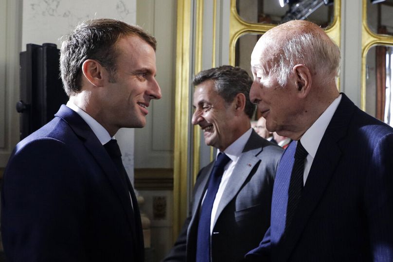 Prezydent Francji Emmanuel Macron wita byłego prezydenta Valéry’ego Giscarda d’Estaing podczas Rady Konstytucyjnej w Paryżu, październik 2018 r.