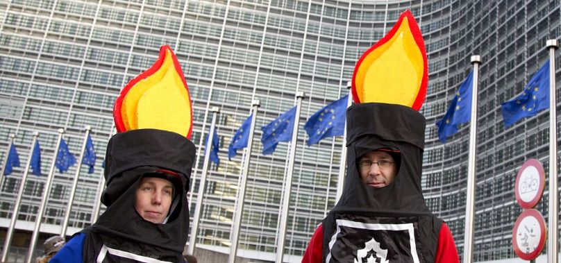 Protestujący z grupy przeciwdziałającej szczelinowaniu czekają na rozpoczęcie demonstracji przed siedzibą UE w Brukseli, styczeń 2014 r.