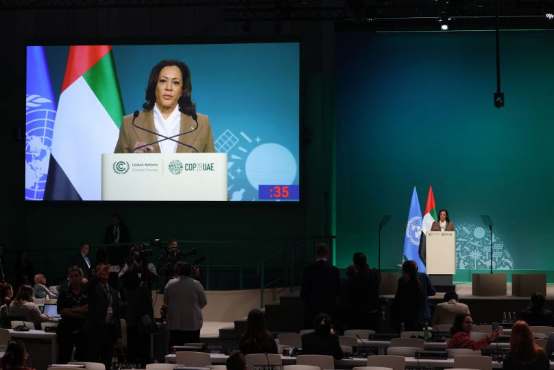 Kamala Harris, wiceprezydent Stanów Zjednoczonych Ameryki, przemawia podczas drugiego dnia obrad wysokiego szczebla konferencji klimatycznej UNFCCC COP28 w Expo City Dubai