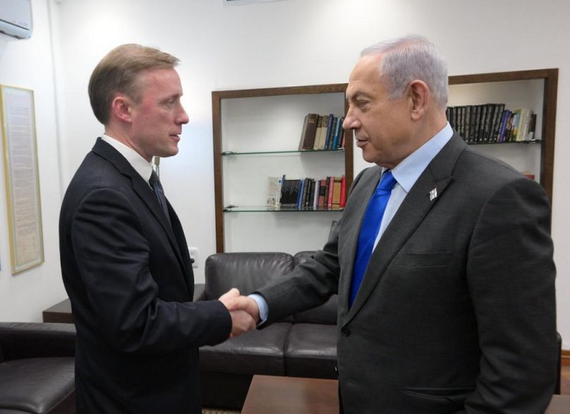 Premier Izraela Benjamin Netenyahu (po prawej) spotyka się w czwartek w Tel Awiwie w Izraelu z doradcą ds. bezpieczeństwa narodowego prezydenta USA Joe Bidena Jake'em Sullivanem (po lewej)