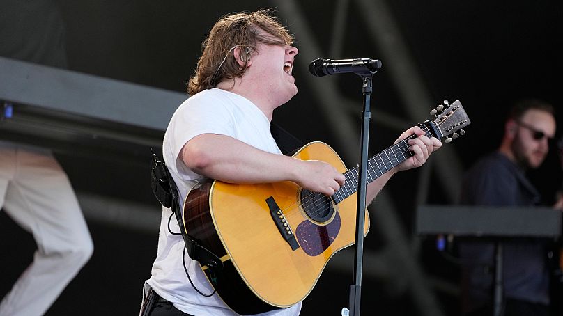 Lewis Capaldi występuje podczas festiwalu Glastonbury w Worthy Farm, Somerset, Anglia, sobota, 24 czerwca 2023 r.