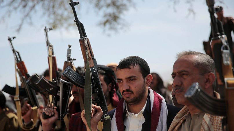 Bojownicy Houthi biorą udział w pogrzebie w Sanie, Jemen, 24 listopada 2021 r