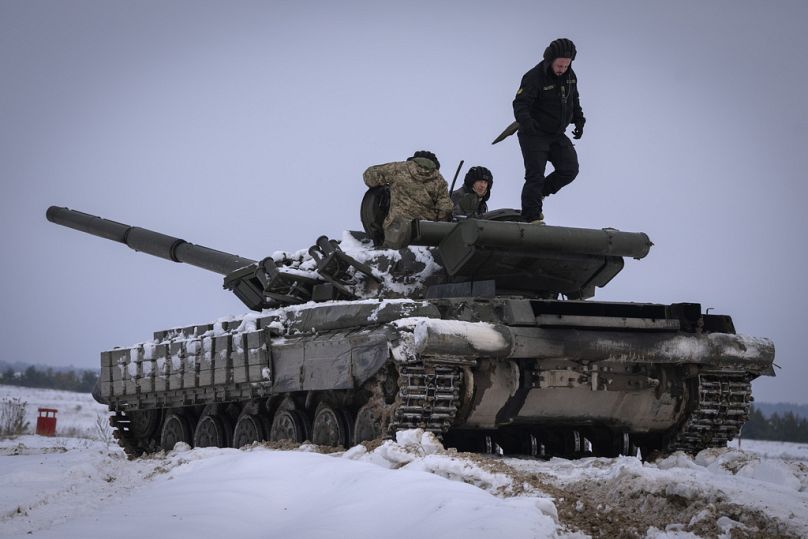 W związku z wchodzeniem działań wojennych na Ukrainie w okres zimowy, dużym znakiem zapytania pozostaje, czy w nowym roku wystarczą im środki na zamierzone działania