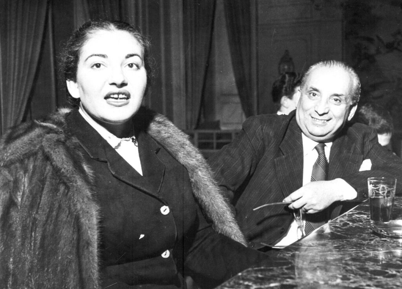 Grecka gwiazda opery Maria Callas i jej mąż Giovanni Battista Meneghini, włoski przemysłowiec, w hotelu w Mediolanie, 23 kwietnia 1951 r.