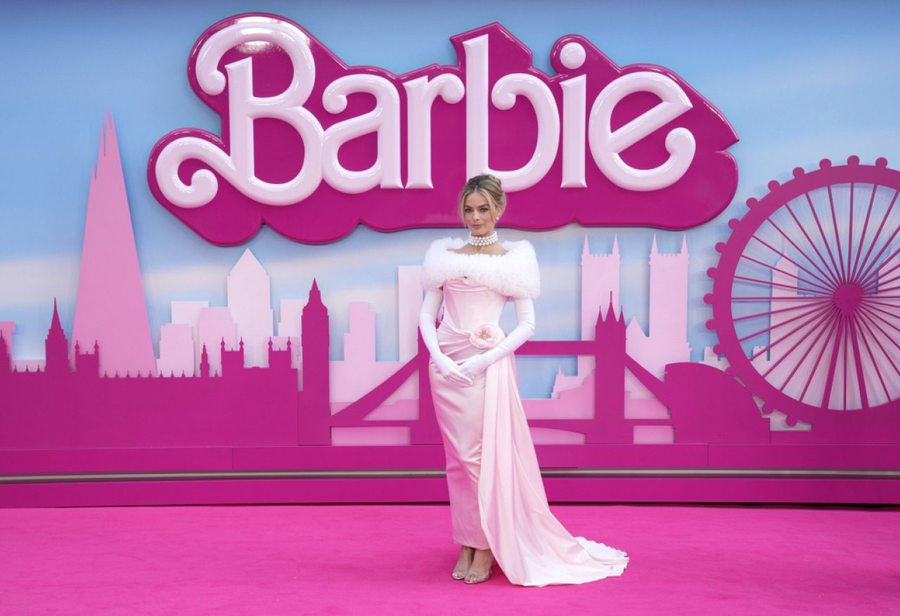 Margot Robbie pozuje dla fotografów po przybyciu na premierę filmu „Barbie” w środę, 12 lipca 2023 r. w Londynie.