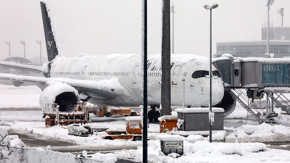 Lotnisko w Monachium radzi pasażerom, aby pozostali w domu, ponieważ loty zostały odwołane z powodu intensywnych opadów śniegu