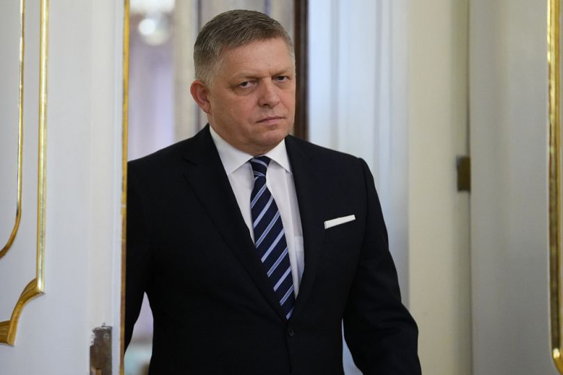 Premier Słowacji Robert Fico przybywa na ceremonię zaprzysiężenia w Pałacu Prezydenckim w Bratysławie, 25 października 2023 r.