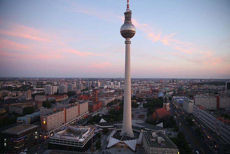 Wieża nadawcza na Alexanderplatz góruje nad centrum Berlina