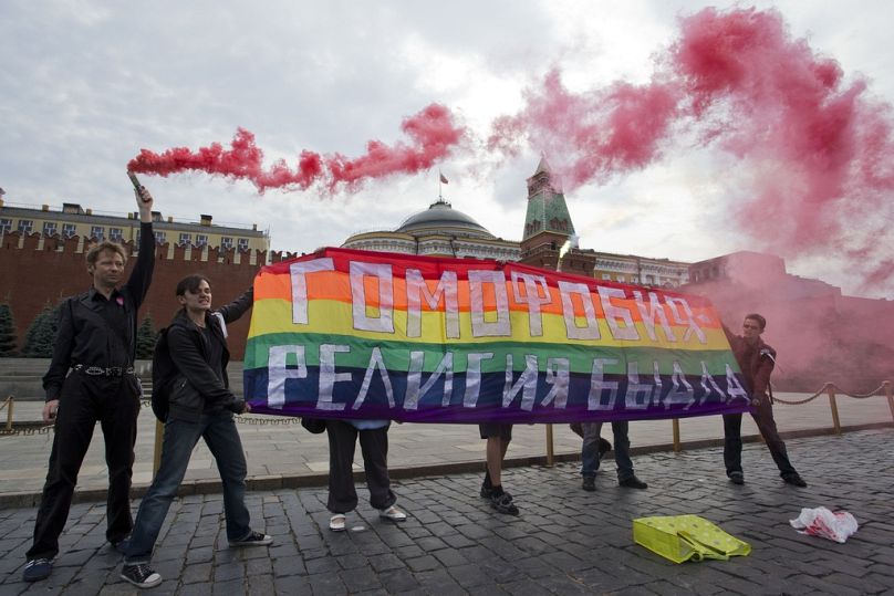 PLIK – Działacze na rzecz praw gejów trzymają transparent z napisem 