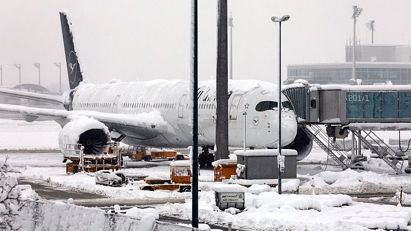 Samolot Lufthansy zaparkowany na pokrytym śniegiem lotnisku w Monachium, Niemcy, 2 grudnia 2023 r.