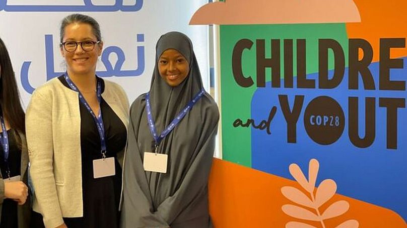 Nafiso, 16 lat (z prawej) i Inger Ashing w pawilonie dla dzieci i młodzieży podczas COP28.