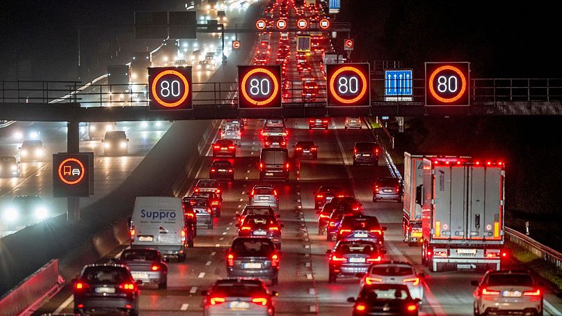 Samochody osobowe i ciężarowe jadą autostradą we Frankfurcie w Niemczech, 3 listopada 2022 r.
