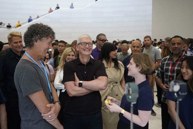 Dyrektor generalny Apple Tim Cook przygląda się nowym modelom zegarków Apple podczas wydarzenia odbywającego się w 2022 roku.