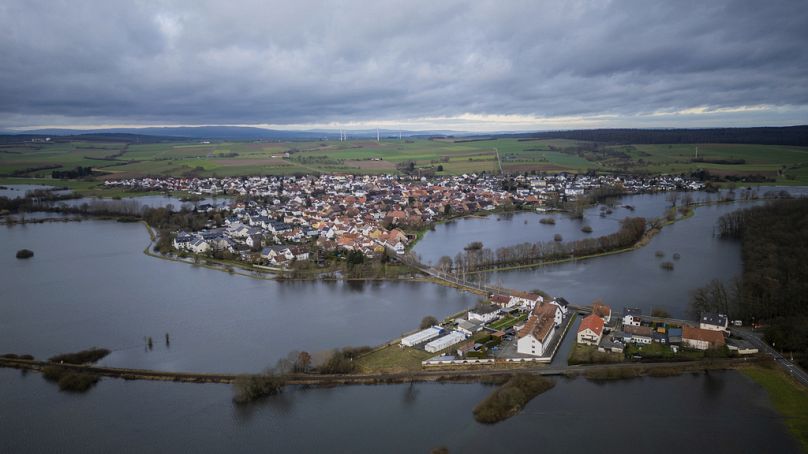 Budynki otoczone przez powódź we wsi Eichen w Niemczech, czwartek, 28 grudnia 2023 r.