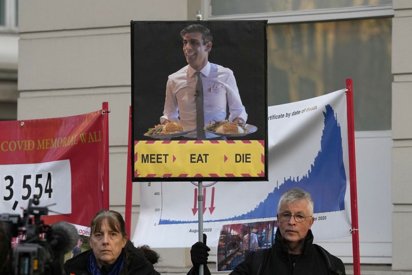 Przez cały czas dochodzenia obywatele stali na zewnątrz, niosąc tabliczki z wizerunkami bliskich, którzy zmarli z powodu Covida