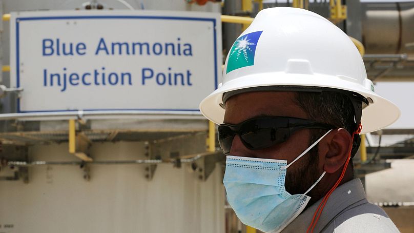 Inżynier Saudi Aramco stoi przed niebieskim punktem wtrysku amoniaku w zakładzie odzyskiwania cieczy z gazu ziemnego Hawiyah, Arabia Saudyjska, czerwiec 2021 r.
