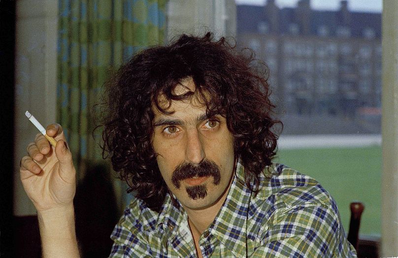 Frank Zappa, frontman zespołu Mothers of Invention, pali papierosa we wrześniu 1972 roku.