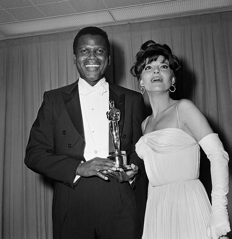 Sidney Poitier został wybrany najlepszym aktorem roku 1964 za rolę w filmie 