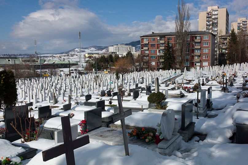 Zimowa scena na Cmentarzu Lwów w Sarajewie, gdzie pochowano tysiące ofiar oblężenia Sarajewa