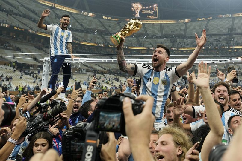 Messi podnosi trofeum Pucharu Świata 2022