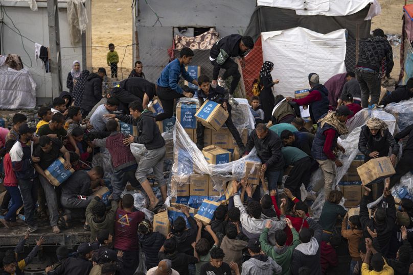 Palestyńczycy plądrują ciężarówkę z pomocą humanitarną wjeżdżającą do Strefy Gazy w Rafah, gdy zapasy kończą się niebezpiecznie