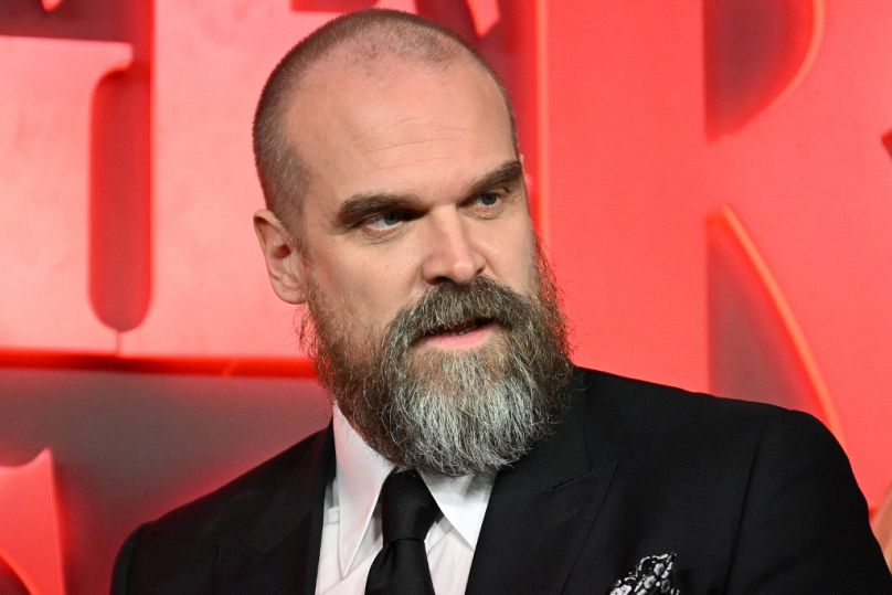 Amerykański aktor David Harbour pozuje na czerwonym dywanie po przybyciu na światową premierę filmu na West Endzie 