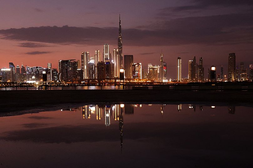 Zdjęcie przedstawia ogólny widok na panoramę Dubaju, w tym na Burj Khalifa, najwyższy budynek na świecie, 24 listopada 2023 r. Karim SAHIB / AFP