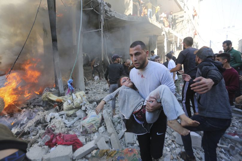 PLIK – Palestyńczycy ratują ocalałych po izraelskim ataku na Rafah w Strefie Gazy, piątek, 17 listopada 2023 r.