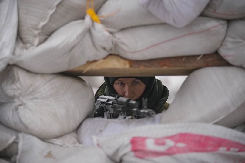 Ukraińscy żołnierze pilnują punktu kontrolnego na głównej drodze w Kijowie na Ukrainie, poniedziałek, 7 marca 2022 r.