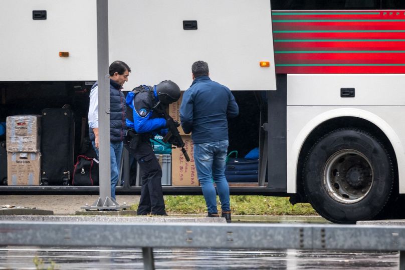 Policjanci kontrolują autobus w pobliżu Saint Maurice podczas poszukiwań bandyty, który zabił dwie osoby, a kolejną ranił w miejscowości Sion w południowej Szwajcarii, 11 grudnia 2020 r.