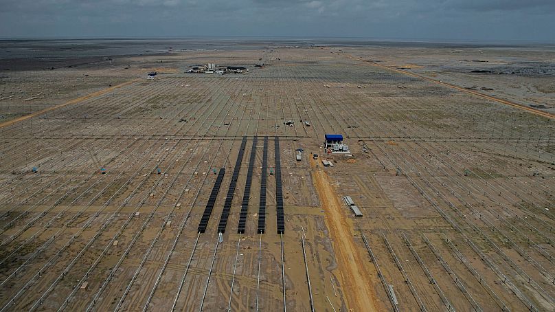Panele słoneczne są instalowane na placu budowy parku energii odnawialnej firmy Adani Green Energy Limited w pobliżu granicy indyjsko-pakistańskiej, 21 września 2023 r.