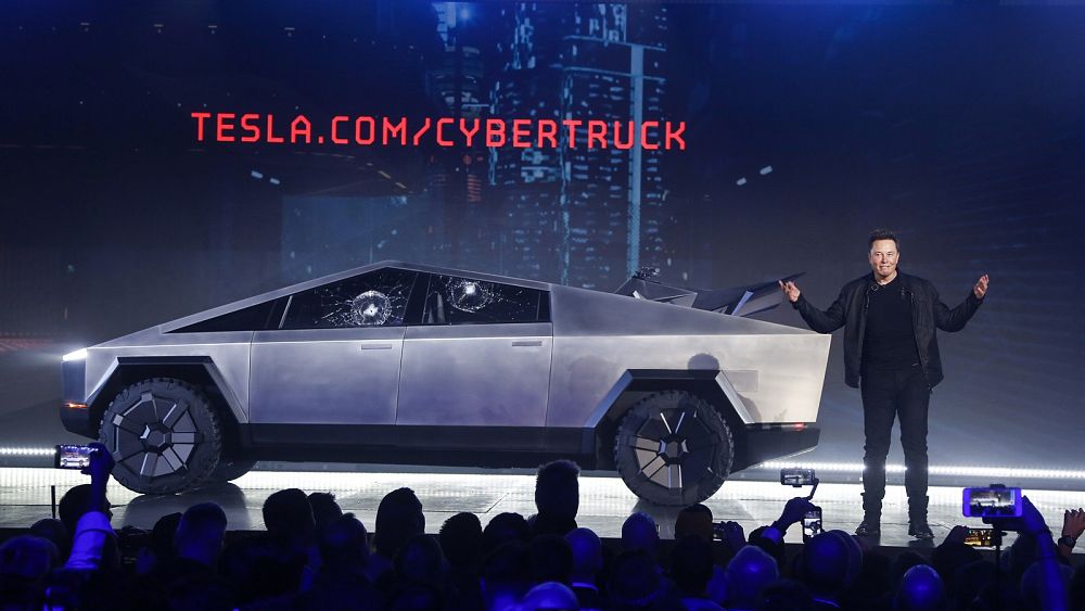 Tesla dostarcza pierwszy tuzin Cybertrucków z dwuletnim opóźnieniem w obliczu utrzymującej się niepewności