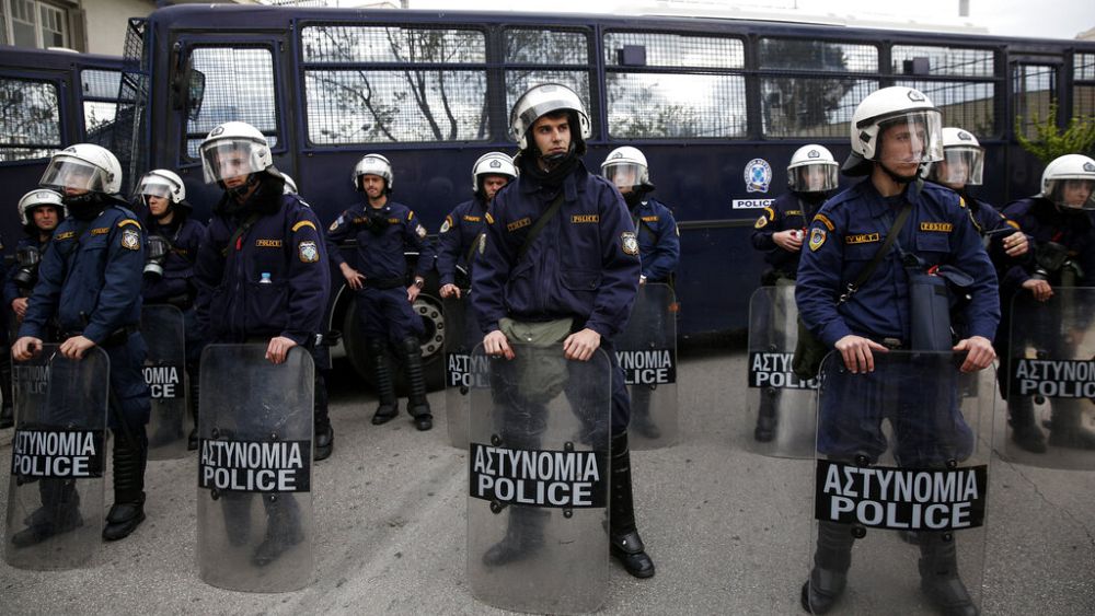 Tłum greckich kibiców siatkówki poważnie rani policję