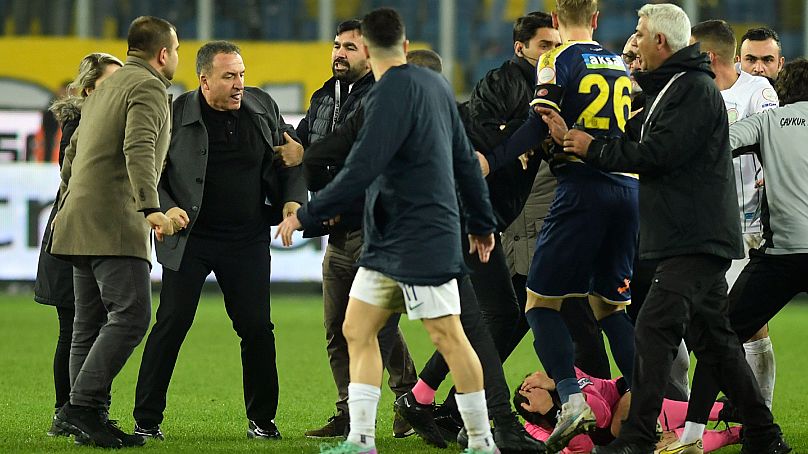 Sędzia Halil Umut Meler leży na ziemi po uderzeniu przez prezydenta MKE Ankaragucu Faruka Kocę