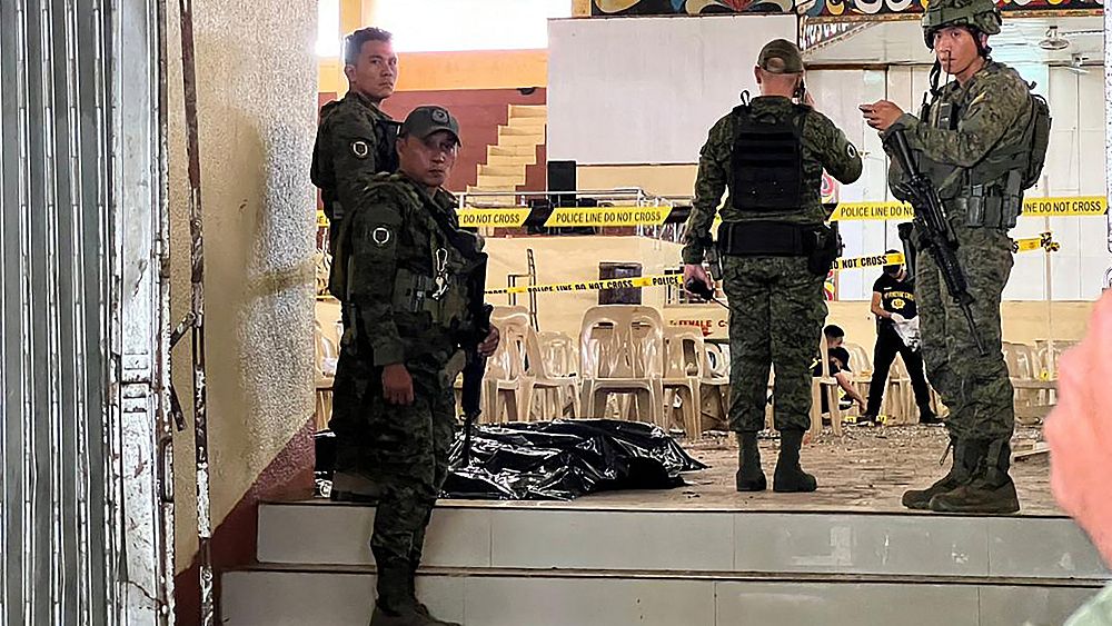 W śmiertelnym ataku bombowym na mszę katolicką na Filipinach zginęły cztery osoby, a dziesiątki zostały ranne