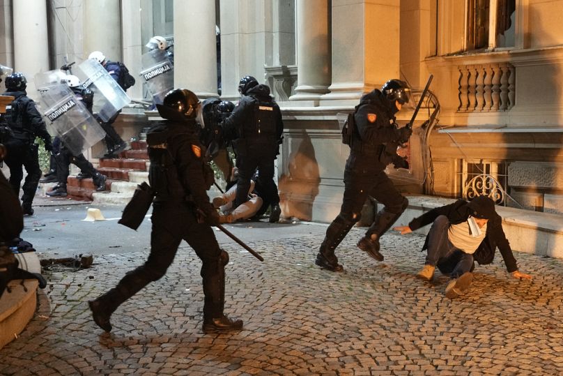 Starcia protestujących z policją przeciwdziałającą zamieszkom w Belgradzie w Serbii, niedziela, 24 grudnia 2023 r.