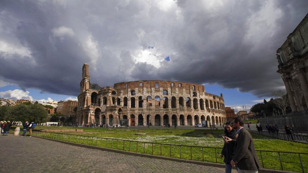 Włoska gospodarka wychodzi z recesji, ale na rok 2024 grożą chmury