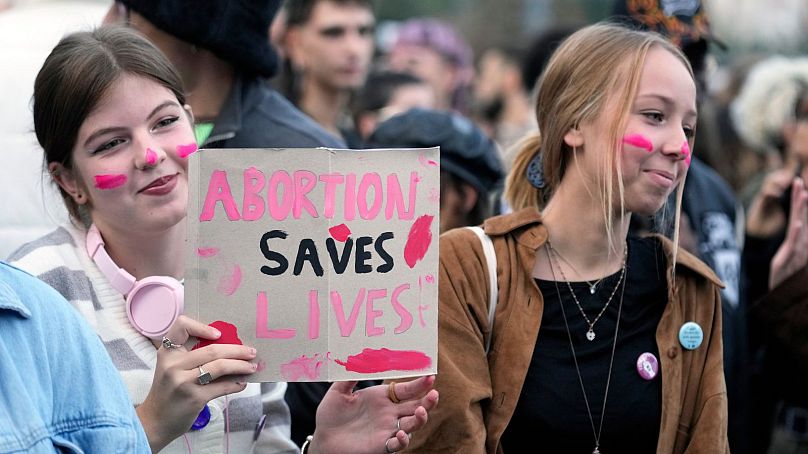 Ludzie organizują protest z okazji „Międzynarodowego Dnia Bezpiecznej Aborcji” w Mediolanie, środa, 28 września 2022 r.