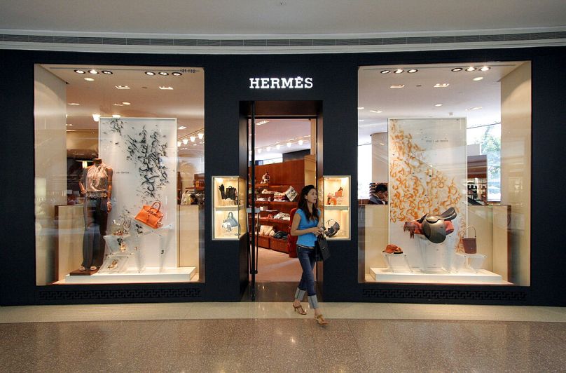 Klient wychodzi z nowo otwartego sklepu Hermes wtorek, 19 czerwca 2007 w Szanghaju w Chinach.