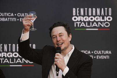 Dyrektor generalny SpaceX, Elon Musk, bije brawo podczas przemówienia na corocznym festiwalu politycznym w Atreju, którego gospodarzem jest partia Bracia Włoch Giorgii Meloni, sobota, 16 grudnia 2023 r.