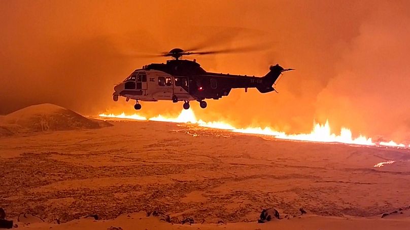 Śmigłowiec Islandzkiej Straży Przybrzeżnej przelatuje nad magmą na wzgórzu niedaleko Grindavik na islandzkim półwyspie Reykjanes, 18/19 grudnia 2023 r.