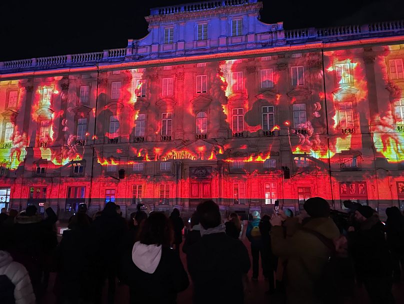 Podczas spektaklu widzowie oglądają pokaz świetlny 