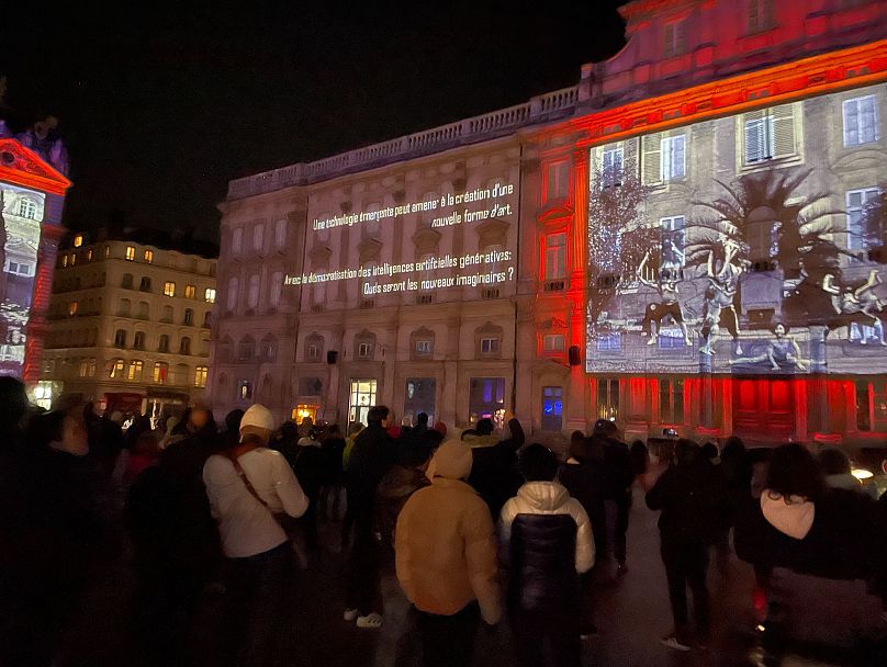 „Nowa technologia może przyczynić się do powstania nowej formy sztuki.  Kim będą nowi wizjonerzy w obliczu demokratyzacji generatywnej sztucznej inteligencji?  mówi wyświetlacz.