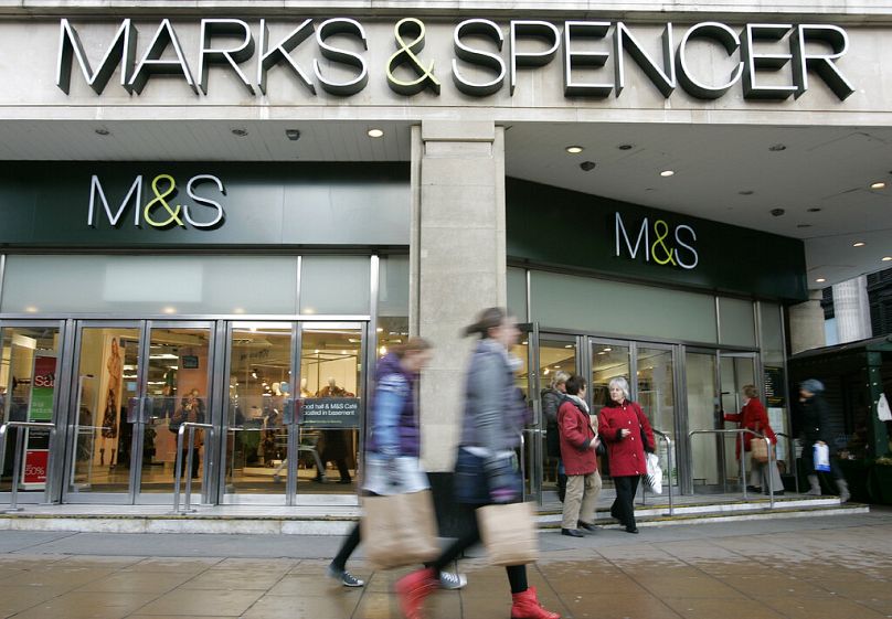 PLIK: Kupujący przechodzą obok sklepu Marks & Spencer na Oxford Street w Londynie, wtorek, 11 stycznia 2011 r.